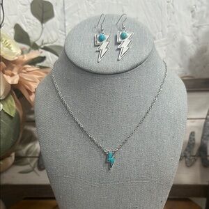 Pretty and stylish turquoise and silver necklace set